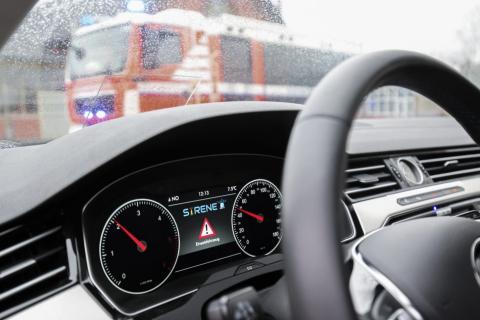 Digitales Blaulicht in einem VW Golf